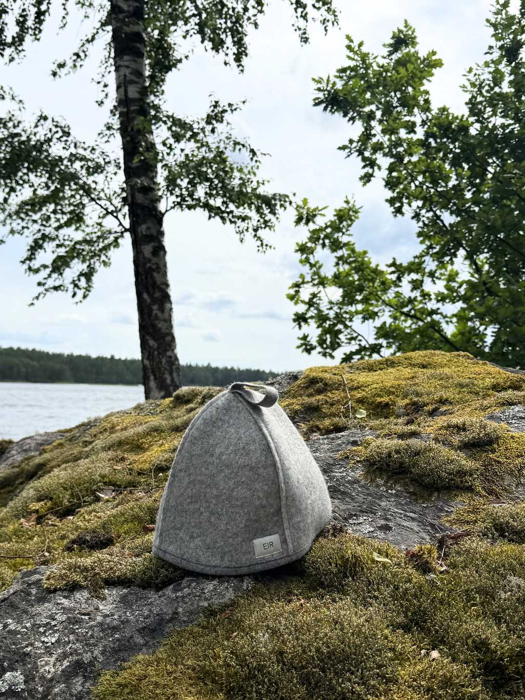 EIR studio lysegraa saunahue i naturen