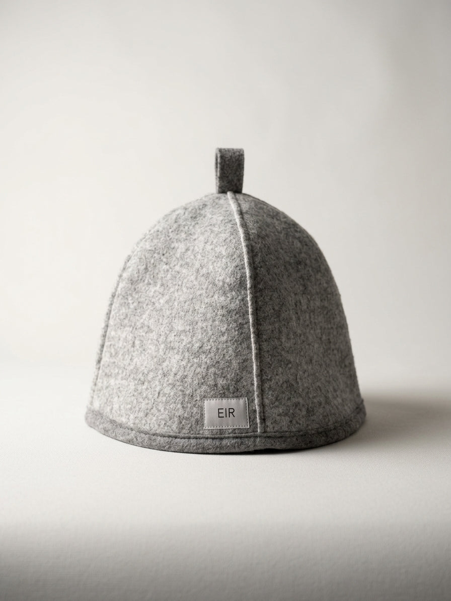 EIR studio saunahat in 100% virgin wool in light grey studio photo