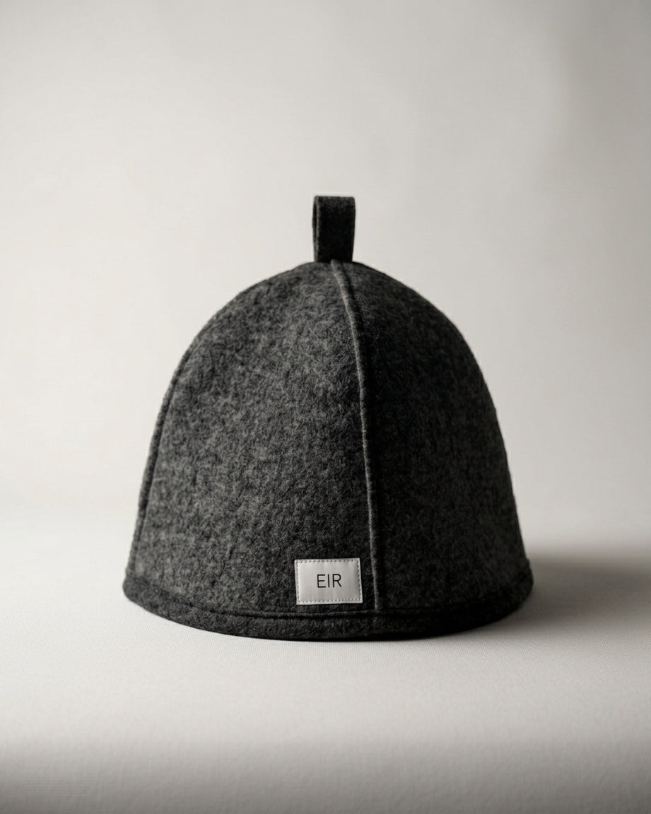 EIR studio saunahat in 100% virgin wool in dark grey studio photo